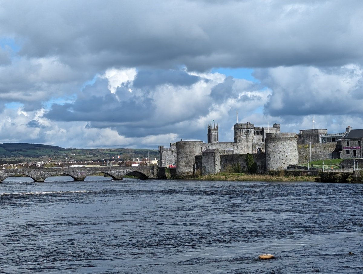 King Johns Castle and the River Shannon on a lovely Good Friday.

Also in frame is St Munchin's and Thomond Bridge. 

Beautiful Limerick.

#medieval #MedievalRomance #limerick #cityscape