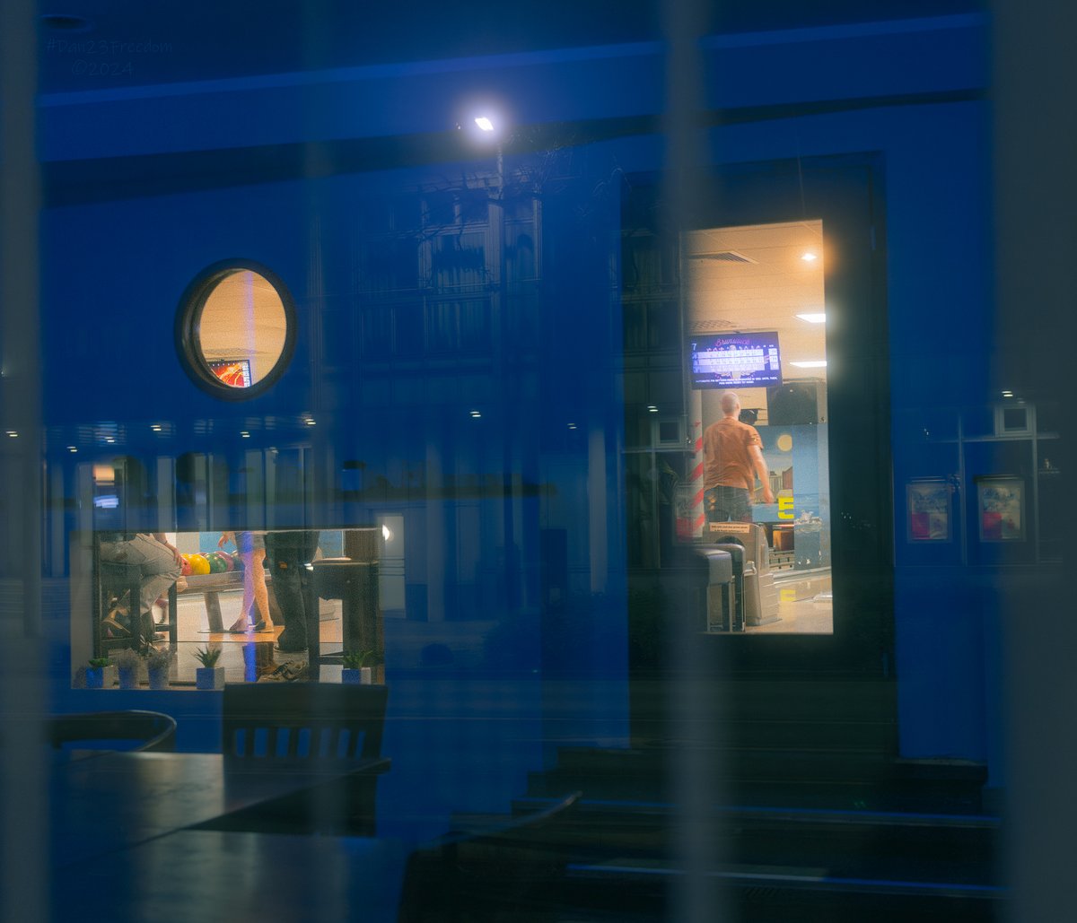 1/20 sec at f/3,5, ISO 800, 40 mm prime #dan23freedom
#germany #nordrheinwestfalen #nightphotography #night #nighttimephotography #nightshooters #urbanphotography #exlore #walk #streetphotography #streetlights #bowling #bowlingalley #windowview #reflections