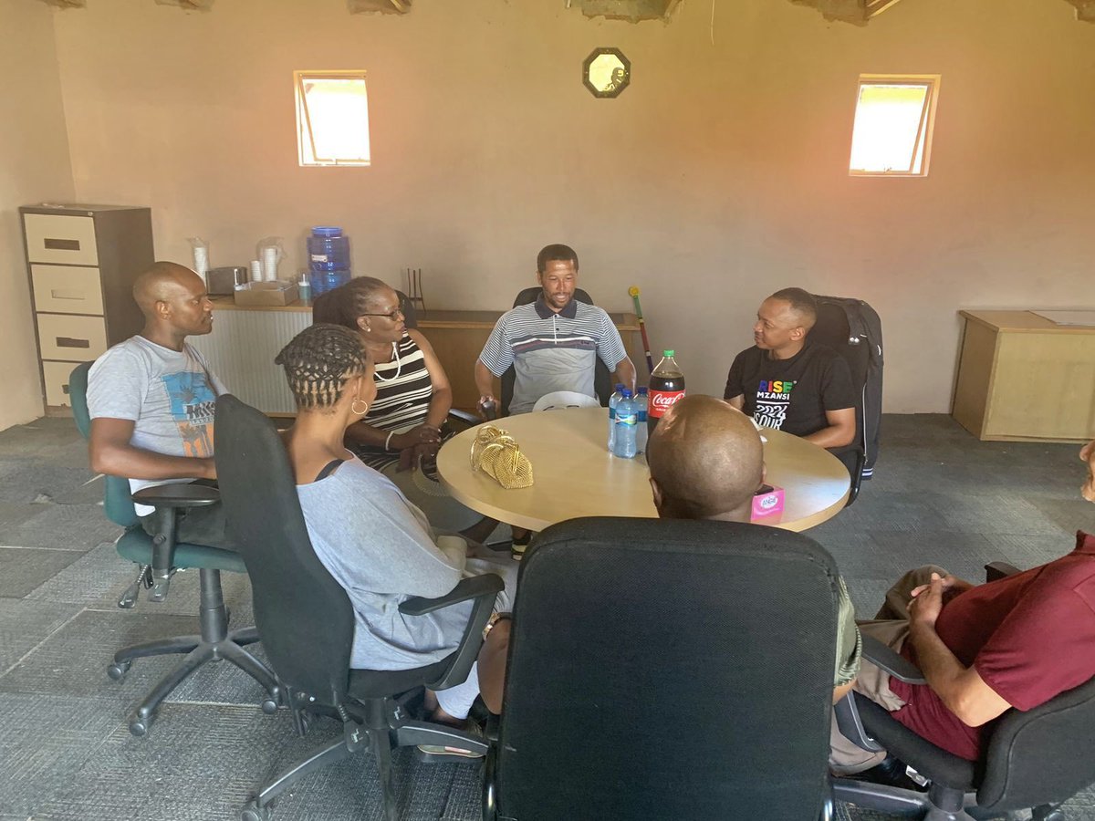 #RISEMzansi Gauteng Provincial Convenor, Tebogo Moalusi in Ennerdale this Easter Friday. He visited the Redeemed Gospel Church and assisted the Gauteng Community Civil Society with feeding over 500 people.

#WeNeeedNewLeaders
#VoteRISEMzansi
#GoodFriday