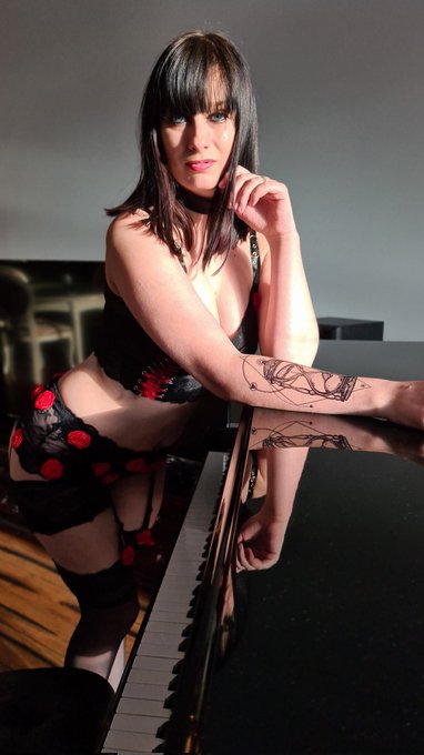 Aujourd'hui se sera mon cul et mes seins 👀 pleins de photos arrivent dans mes fans clubs et elles sont<a href="/tag/onlyfansgirl"class="tags"><span>#onlyfansgirl</span></a>