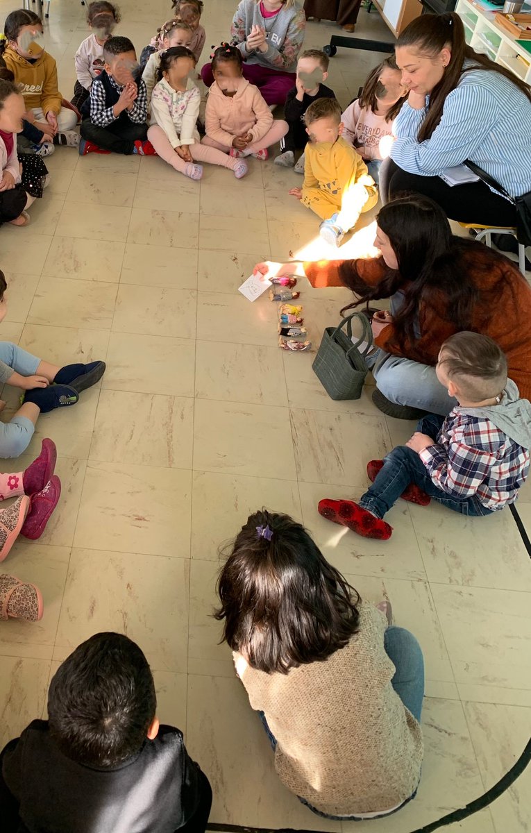 #REP #Semainedeslangues Mise en avant de la diversité linguistique des familles de l'école sur le thème de la famille👨‍👩‍👧‍👦 Un jeu de 9 familles restera comme souvenir et pour réinvestir.