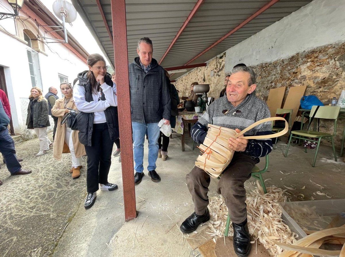 Paredes celebra la XIX Feria de Oficios y Costumbres del Medio Rural. Ha asistido la diputada <a href="/lidia_trevias/">lidia</a>, que ha estado acompañada por el consejero de Medio Rural, <a href="/Marcelotineo/">MARCELINO MARCOS</a> y por el alcalde de Valdés, <a href="/OscarPerezSrz/">Óscar Pérez Suárez</a>