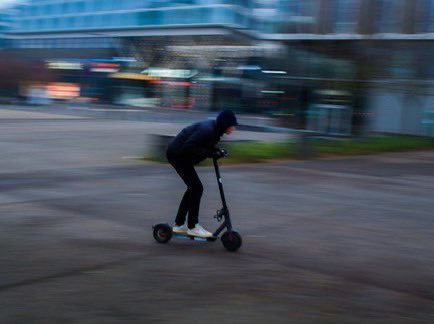 CerfiaFR's tweet image. 🚨🇫🇷 FLASH | Le "violeur à la trottinette" est toujours activement recherché à #Grenoble. Ce violeur en série, un homme dans la vingtaine vêtu de noir et de type européen (teint pâle, yeux marrons et cheveux roux), a commis au moins neuf agressions sur de jeunes femmes âgées…