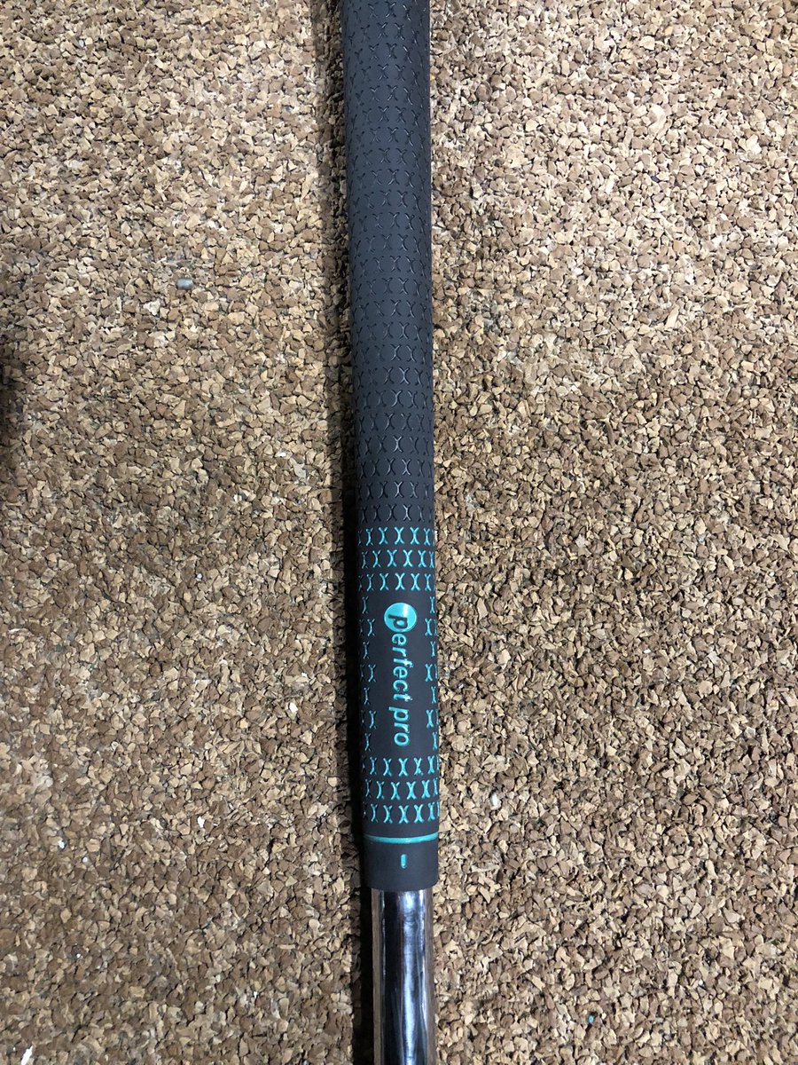 johnny10608's tweet image. アイアンのグリップ『#perfect pro』に変えた！！！
これは今までのグリップの中で1番かも😁

でも #elite と #IOmic も捨てがたい😅
いずれにせよこの3択かな！
ちなみに中は2重巻き派です✨

皆さんこだわりありますか？

#ゴルフ好きと繋がりたい
#ゴルフ
#グリップ