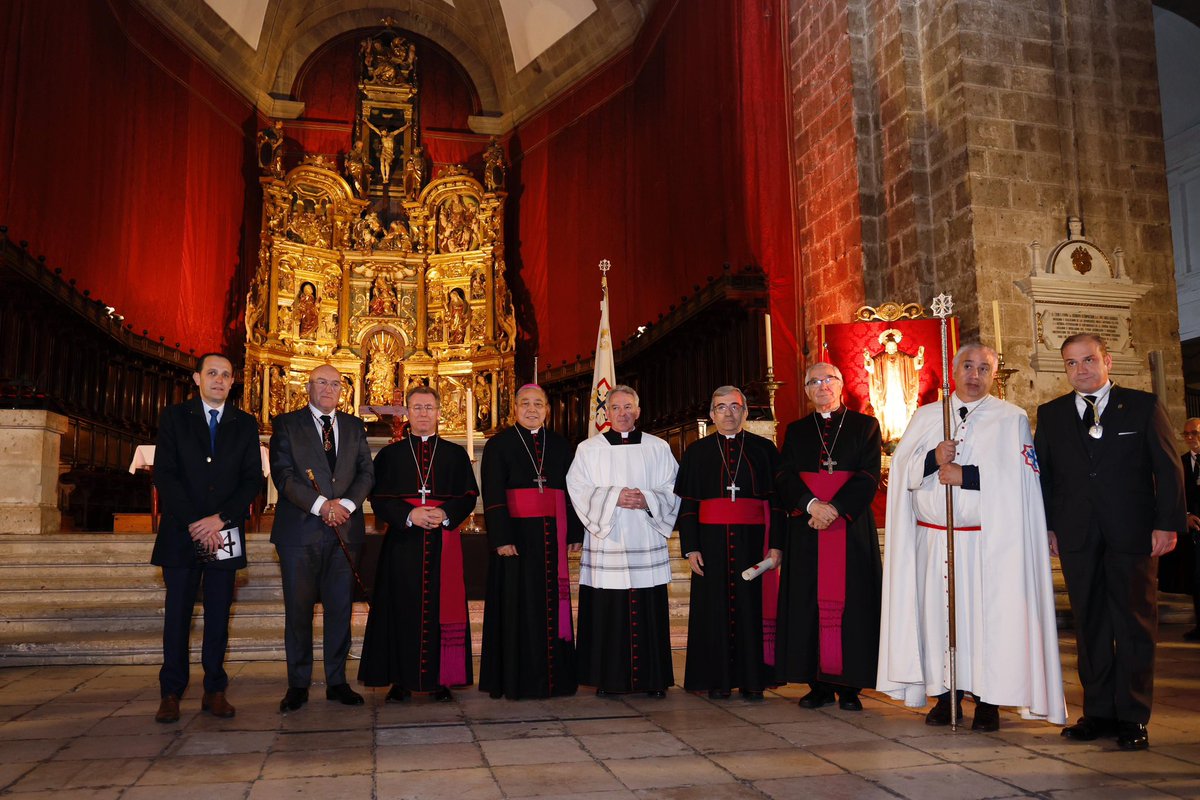 ✝️ #ViernesSanto | Sermón de las @SietePalabrasVA a cargo del vicario de la @archiValladolid, Jesús Fernández Lubiano. Al acto asiste una importante representación del Pleno municipal y representantes de las diferentes instituciones. @jcssvall @AyuntamientoVLL #SemanaSantaVLL