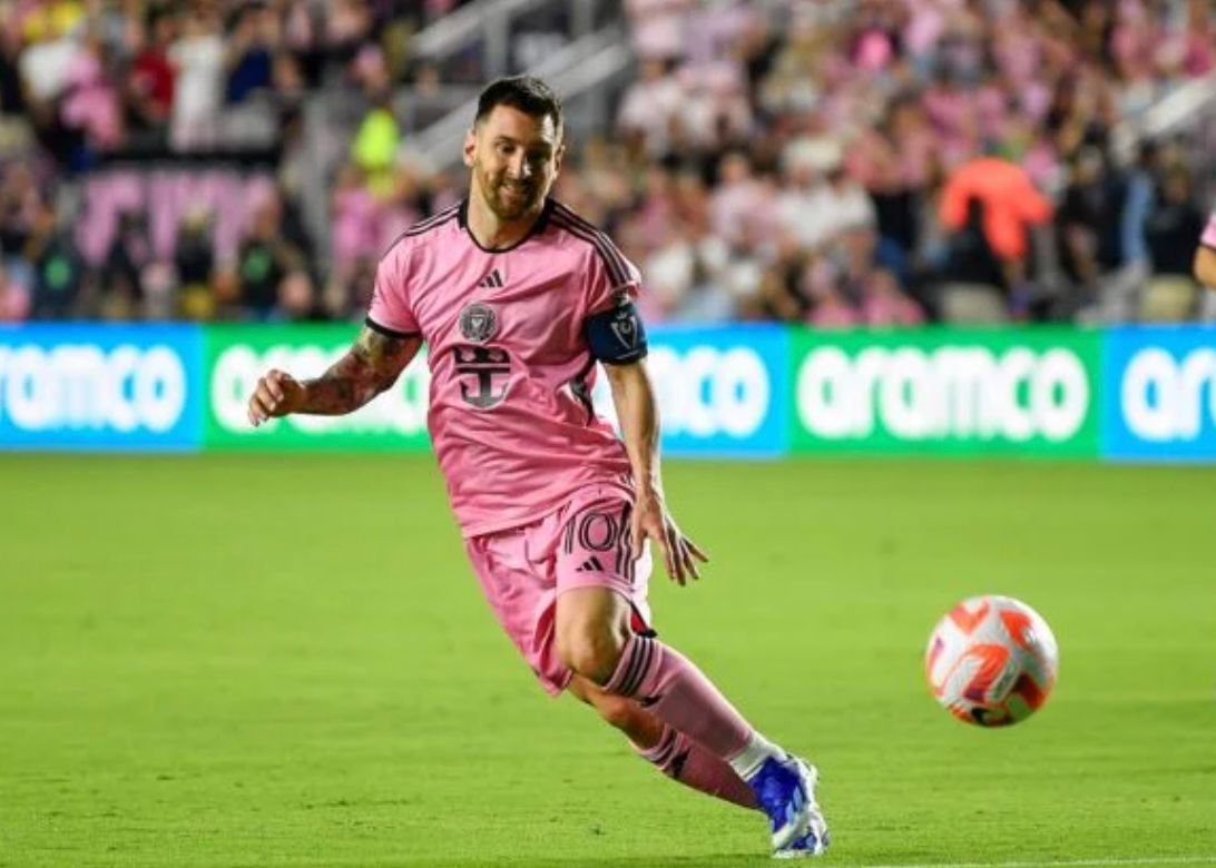 ecoathletesteam's tweet image. In 2day&apos;s Green-Sportswashing themed #GreenSportsBlog, soccer legend Lionel Messi leads river restoration/cleanup in Argentina...all while abetting Saudi petrostate. @aramco &amp;amp; @concacaf in unholy, oil-filled alliance buff.ly/4cF98np @bruter24