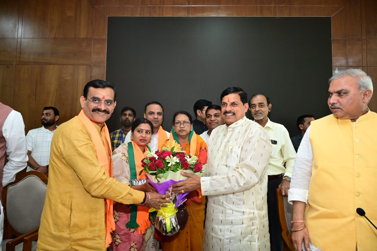 BJP Madhya Pradesh (@bjp4mp) on Twitter photo рдЕрдорд░рд╡рд╛рдбрд╝рд╛ рд╕реЗ рдХрд╛рдВрдЧреНрд░реЗрд╕ рд╡рд┐рдзрд╛рдпрдХ рд╢реНрд░реА рдХрдорд▓реЗрд╢ рд╢рд╛рд╣, рд╣рд░рдИ рдирдЧрд░рдкрд╛рд▓рд┐рдХрд╛ рдХреА рдкреВрд░реНрд╡ рдЕрдзреНрдпрдХреНрд╖ рд╢реНрд░реАрдорддреА рдорд╛рдзрд╡реА рд╢рд╛рд╣ рдПрд╡рдВ рдЬрд┐рд▓рд╛ рдкрдВрдЪрд╛рдпрдд рд╕рджрд╕реНрдп рд╢реНрд░реАрдорддреА рдХреЗрд╕рд░ рдиреЗрддрд╛рдо рдиреЗ рдЖрдЬ рднреЛрдкрд╛рд▓ рдореЗрдВ рднрд╛рдЬрдкрд╛ рдХреЗ рд╡рд░рд┐рд╖реНрда рдиреЗрддрд╛рдУрдВ рдХреА рдЙрдкрд╕реНрдерд┐рддрд┐ рдореЗрдВ рдкреНрд░рдзрд╛рдирдордВрддреНрд░реА рд╢реНрд░реА <a href="/narendramodi/">Narendra Modi</a> рдЬреА рдХреЗ рдиреЗрддреГрддреНрд╡ рдореЗрдВ рдЬрд╛рд░реА рд╡рд┐рдХрд╛рд╕ рдПрд╡рдВ рдЬрдирдХрд▓реНрдпрд╛рдгрдХрд╛рд░реА рдХрд╛рд░реНрдпреЛрдВ рд╕реЗ рдЕрдорд░рд╡рд╛рдбрд╝рд╛ рд╕реЗ рдХрд╛рдВрдЧреНрд░реЗрд╕ рд╡рд┐рдзрд╛рдпрдХ рд╢реНрд░реА рдХрдорд▓реЗрд╢ рд╢рд╛рд╣, рд╣рд░рдИ рдирдЧрд░рдкрд╛рд▓рд┐рдХрд╛ рдХреА рдкреВрд░реНрд╡ рдЕрдзреНрдпрдХреНрд╖ рд╢реНрд░реАрдорддреА рдорд╛рдзрд╡реА рд╢рд╛рд╣ рдПрд╡рдВ рдЬрд┐рд▓рд╛ рдкрдВрдЪрд╛рдпрдд рд╕рджрд╕реНрдп рд╢реНрд░реАрдорддреА рдХреЗрд╕рд░ рдиреЗрддрд╛рдо рдиреЗ рдЖрдЬ рднреЛрдкрд╛рд▓ рдореЗрдВ рднрд╛рдЬрдкрд╛ рдХреЗ рд╡рд░рд┐рд╖реНрда рдиреЗрддрд╛рдУрдВ рдХреА рдЙрдкрд╕реНрдерд┐рддрд┐ рдореЗрдВ рдкреНрд░рдзрд╛рдирдордВрддреНрд░реА рд╢реНрд░реА <a href="/narendramodi/">Narendra Modi</a> рдЬреА рдХреЗ рдиреЗрддреГрддреНрд╡ рдореЗрдВ рдЬрд╛рд░реА рд╡рд┐рдХрд╛рд╕ рдПрд╡рдВ рдЬрдирдХрд▓реНрдпрд╛рдгрдХрд╛рд░реА рдХрд╛рд░реНрдпреЛрдВ рд╕реЗ