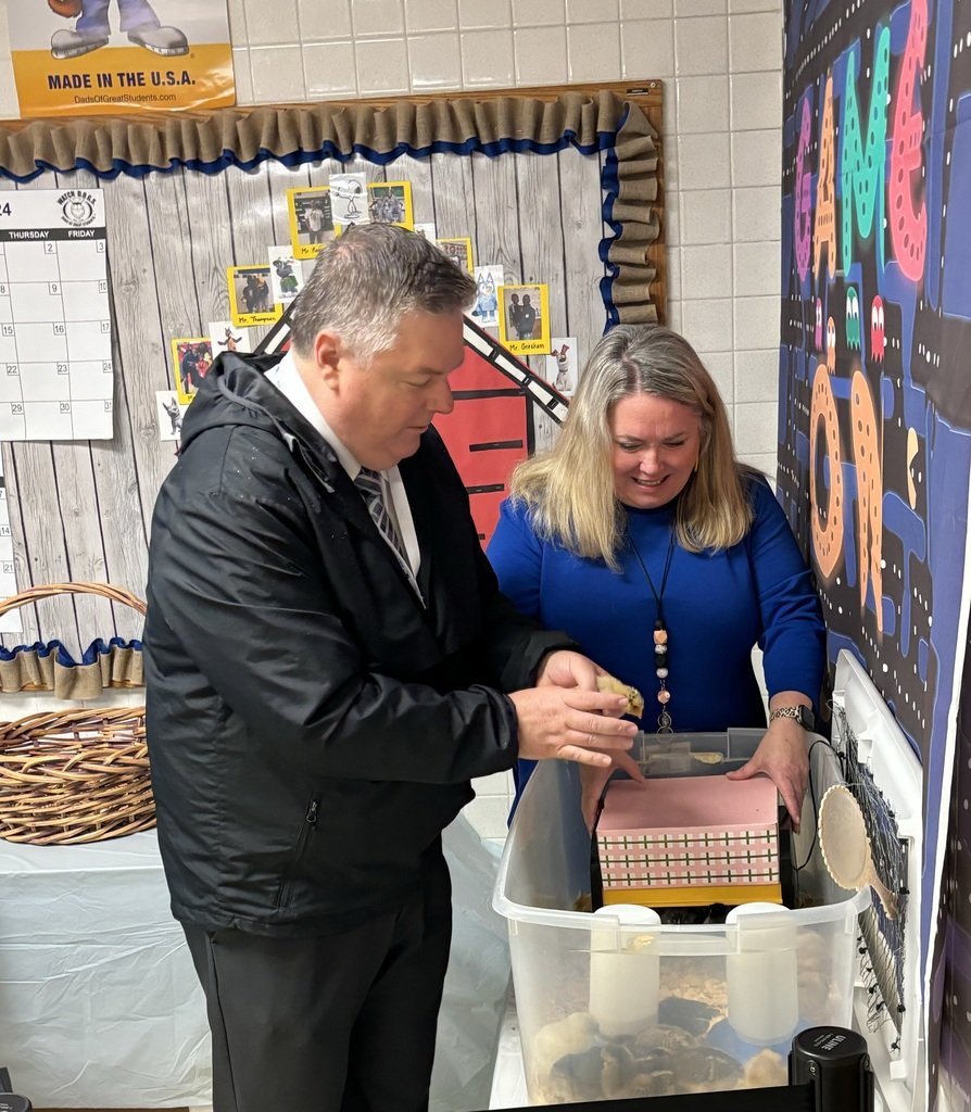 Superintendent Dr. Cotton stopped by to visit the Portlock Primary School chicks yesterday! It was a great way to kick off Spring Break! 🐣🐥 You can see what they are up to on their live Chick Cam: youtube.com/watch?v=PIhZBn…