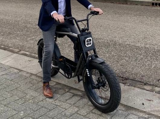 Het was al verboden om op een opgevoerde elektrische fiets de weg op te gaan, ik werk nu aan wijziging van de regelgeving om ook het hebben van een opvoersetje op de elektrische fiets te verbieden. Dat maakt het verkeer voor iedereen veiliger. Lees meer: nieuwsienw.nl/2690125.aspx?t…