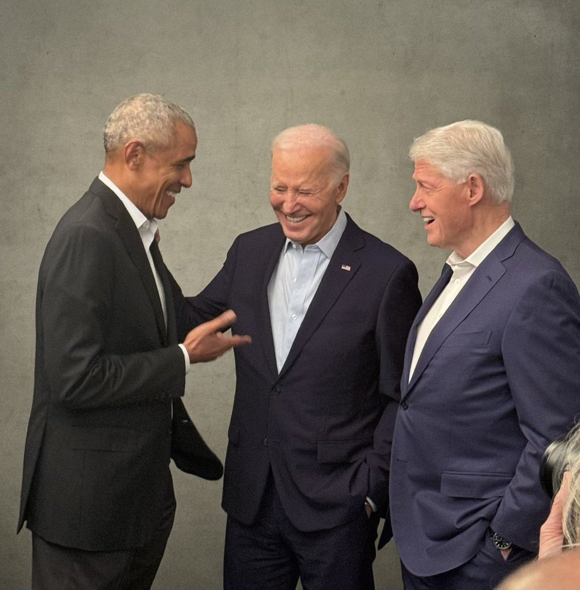 In a show of force & unity, the two living (and able) Dem former Presidents, joined @JoeBiden last night. The wives were there too. Trump couldn’t get the one other former GOP POTUS -GWB- to show-up, if he kidnapped him. Hell, he can can’t even get his wife & daughter to show-up.