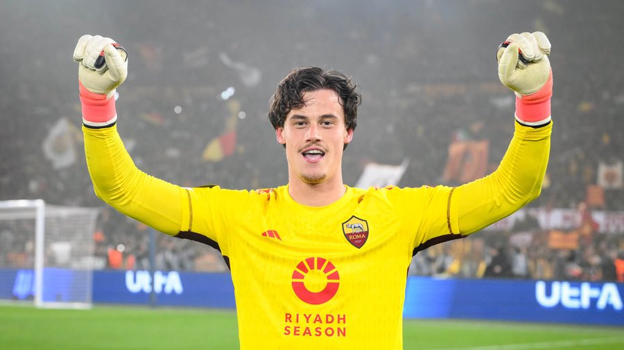 Contatti in corso per il rinnovo di #Svilar.
L'#ASRoma vuole blindare il serbo facendone un pilastro per il futuro. A #DeRossi il merito di averlo valorizzato dandogli la giusta fiducia. La #Roma saluterà #RuiPatricio a zero a fine stagione e prenderà un secondo.