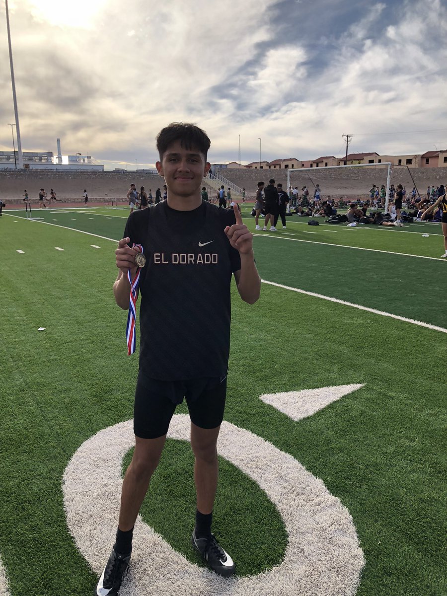 @Mikah_Silva_ with the first place finish in the 400m! @SarinanaEDHS @Coach1Martinez @EDAztecs_HS @Coach_Soto5 @klopez_EDHS @CoachCpat_JHM