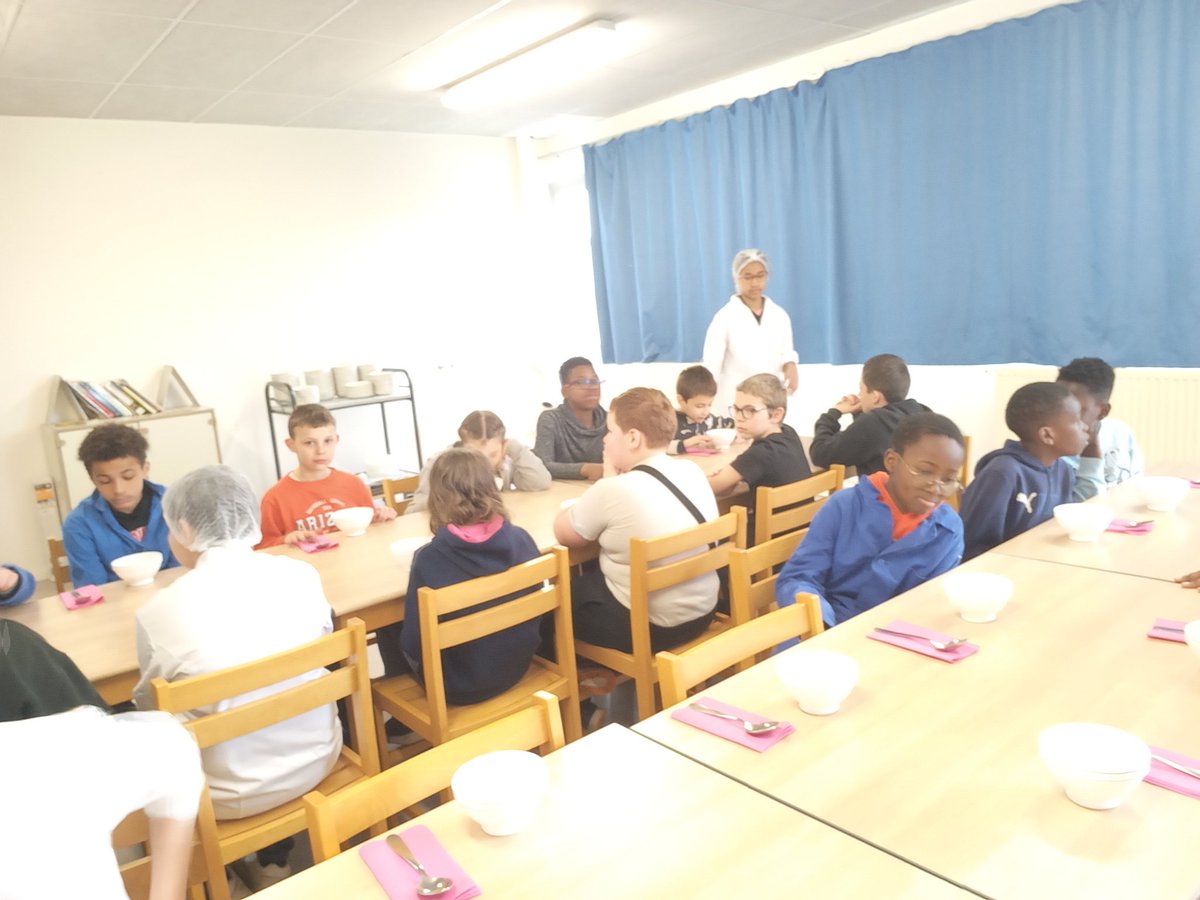 DACSthelle's tweet photo. Initiation aux ateliers Habitat et HAS pour les élèves de 5eme segpa du @ClgThelle . Réalisation de nichoirs à oiseaux en Habitat et d'un potage (suivie d'une dégustation avec les 6emes). #segpa #meru #decouverteprofessionnelle https://t.co/ejHkrP1pco