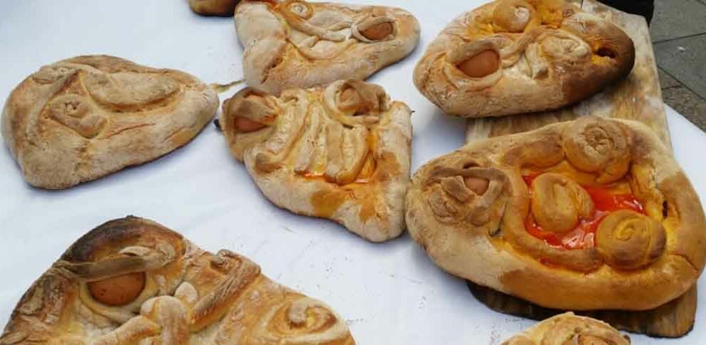 euskalgastro's tweet photo. KARAPAIXO: LA ANCESTRAL MONA DE PASCUA
El Karapaixo es una torta de pan muy especial que tradicionalmente las madrinas regalan a sus ahijados en época de cuaresma....
Continúa 👇👇👇👇
https://t.co/E8BIgm1T3R https://t.co/rSS2fJCFiy