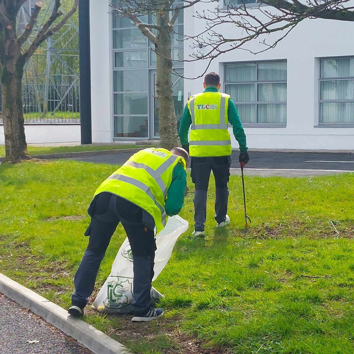 Great effort from all the team here at DGD Shredding doing their bit in Raheen Business Park for Team Limerick Clean-up #TLC9 ♻

As a reward, everyone got a little Easter surprise to take home.

🐣🐤  Have a wonderful Easter from everyone here at DGD Shredding 🐤🐣