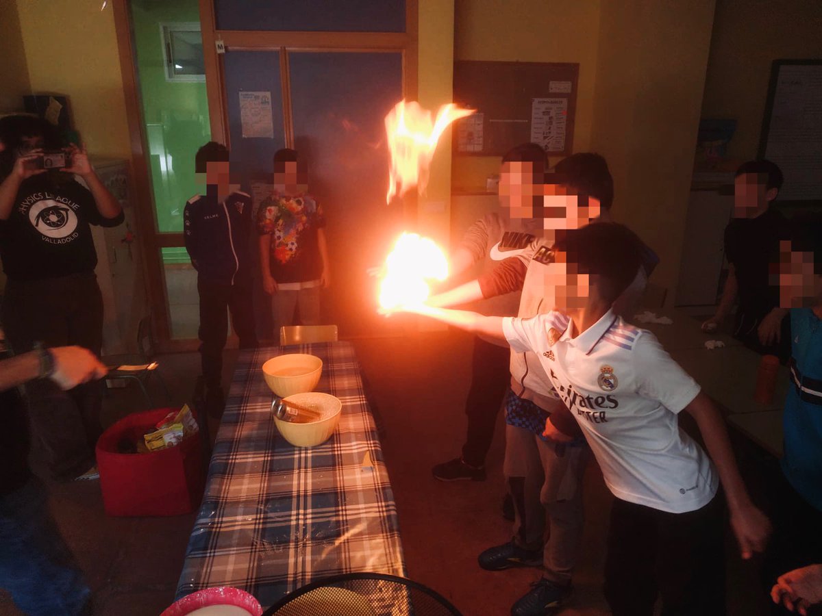 El pasado 1 de marzo nos desplazamos hasta el CEIP Jorge Guillén de Campaspero. Una actividad de divulgación organizada en el marco del Plan TCUE, en la que pudieron disfrutar de la parte más entretenida de la física. 

#PlanTCUE #divulgación #PCUVa #ParqueCientíficoUVa