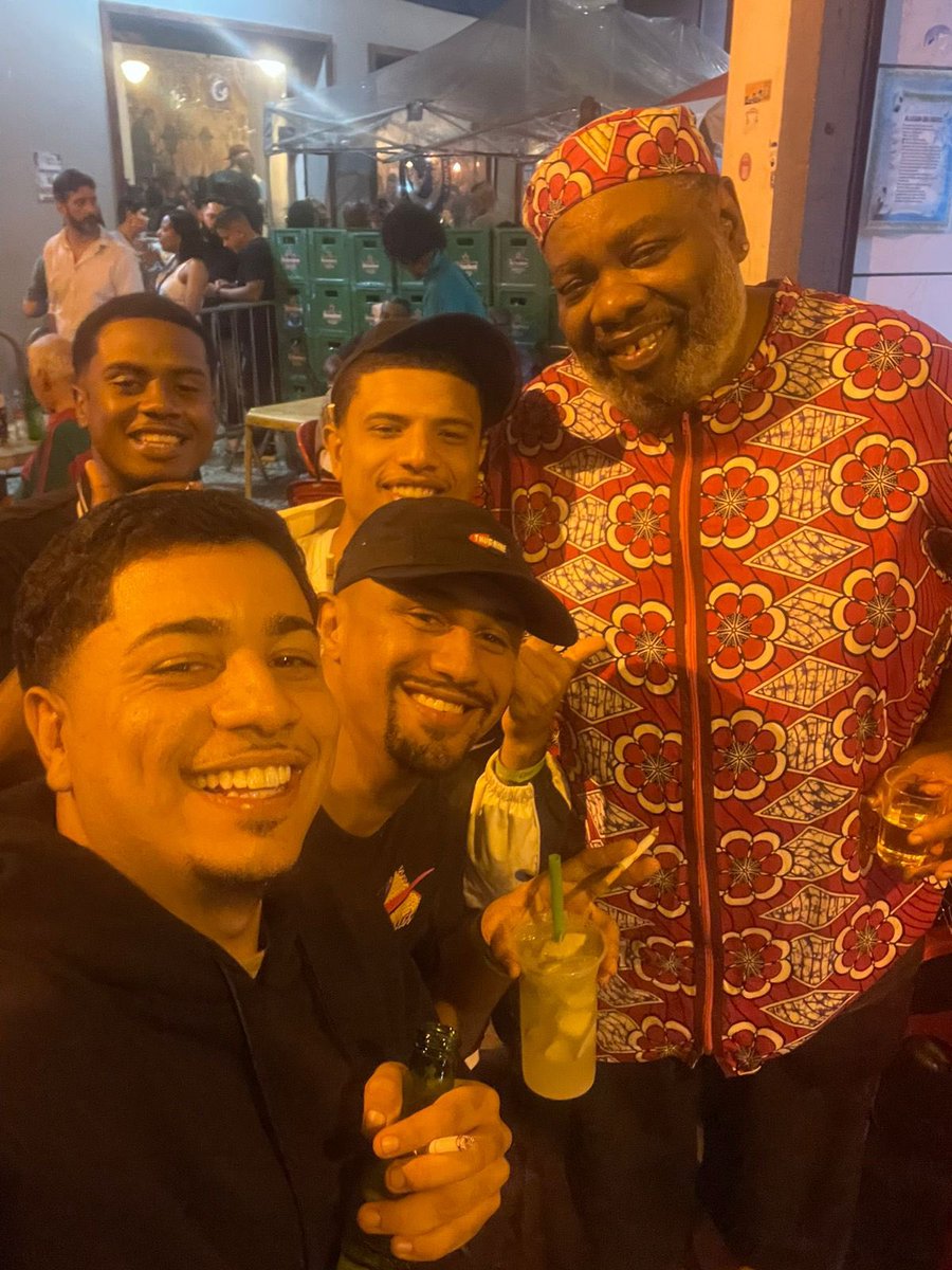 novatocrl's tweet image. nunca imaginei encontrar esse cara na lapa, sou fã demais ❤️
máximo respeito Baço exu do blues