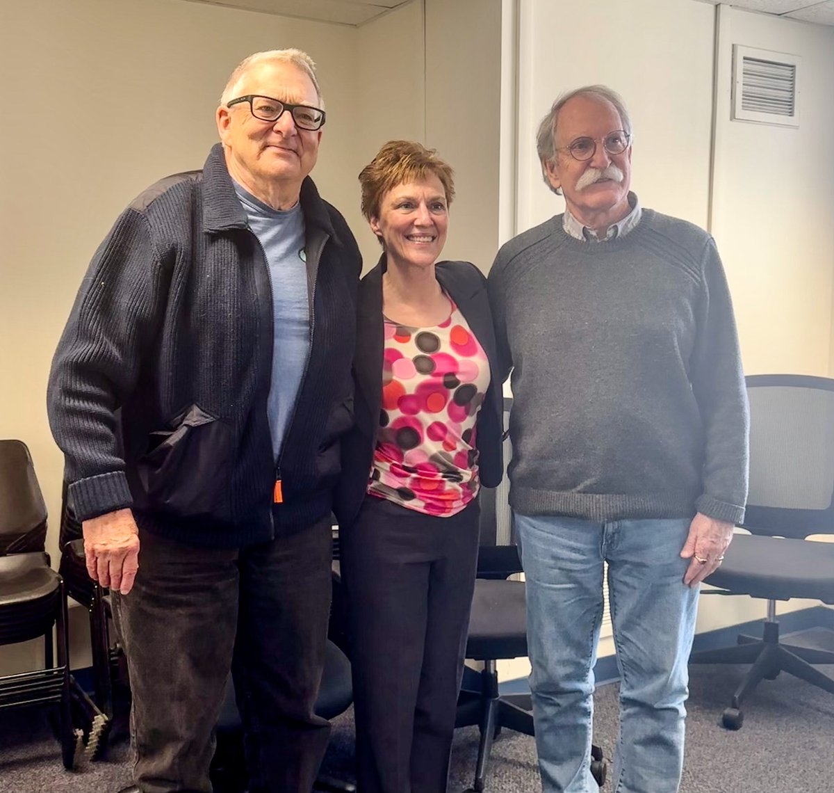 Anne Giles, a 1981 History Department alumna, reunited with professors Glenn Bugh and Roger Ekirch yesterday! Bugh and Ekirch both have fond memories of Anne as a great student. It was an enjoyable reunion for everyone involved! 😊
