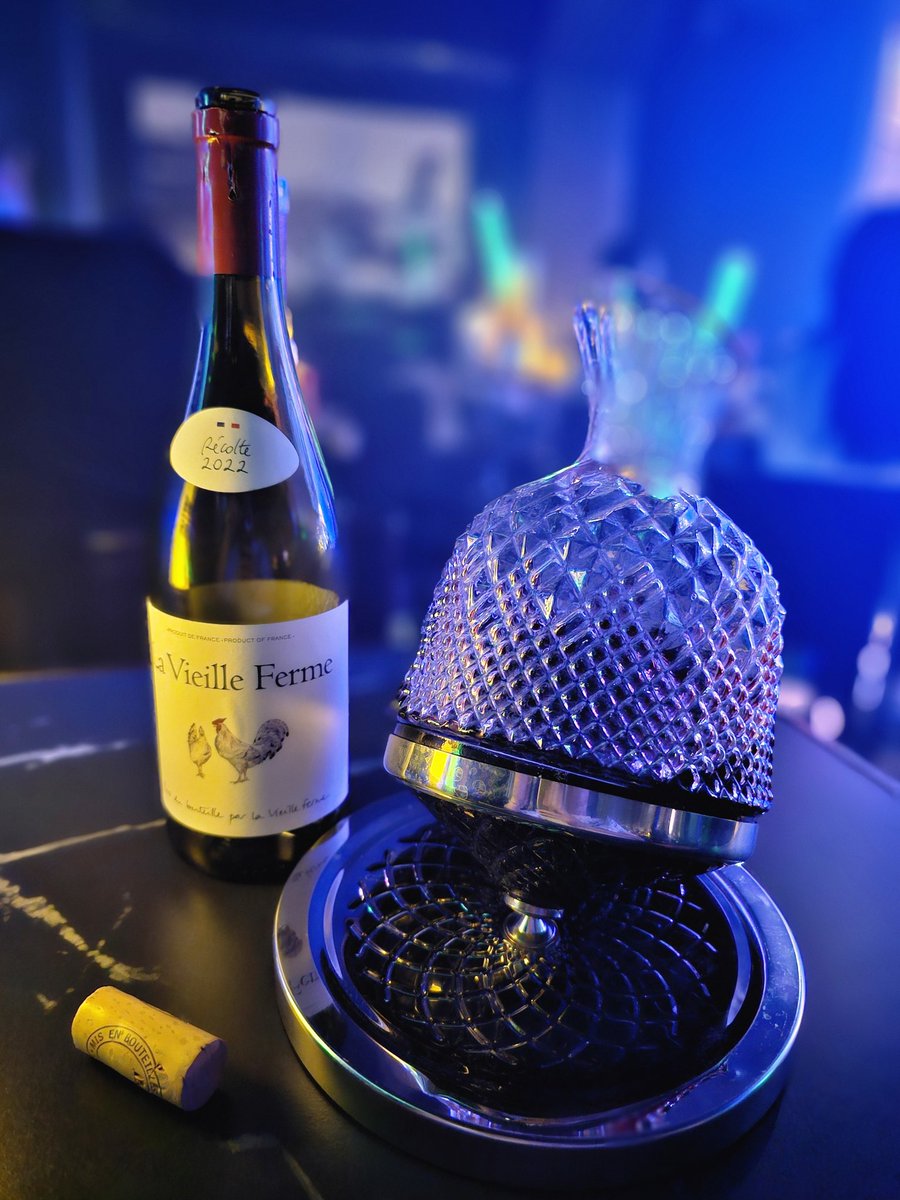 lustingromeo's tweet image. 广交朋友，少碰爱情，多蹦迪。