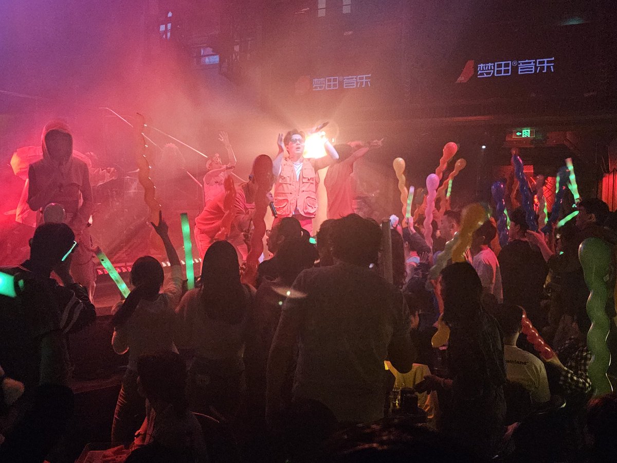 lustingromeo's tweet image. 广交朋友，少碰爱情，多蹦迪。