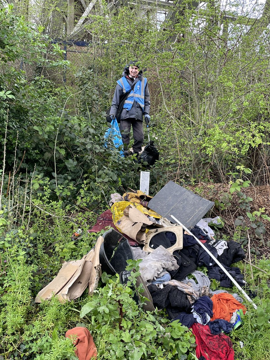 What we think is the final LB Ealing section of the GUC towpath & surroundings (checking if Abbey Rd to aqueduct is Brent/Ealing) cleaned today. Shopping trolley pulled out of the silt by 2 OAPs & a 40yo as no crane available! 2 dead dogs/goats & pr excised lungs spoilt things….