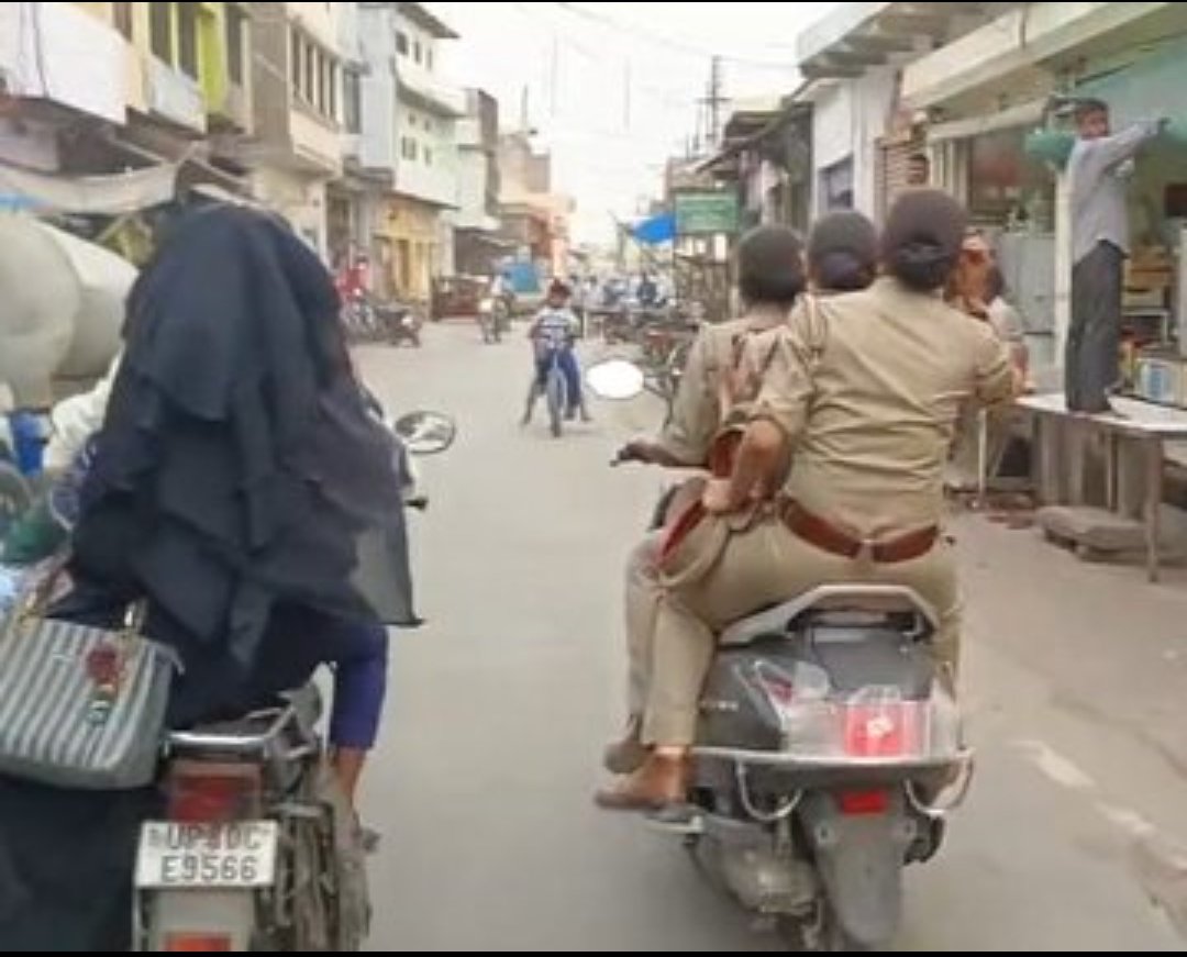 नई नौकरी       नई स्कूटी

तस्वीर #Agra की हैं 
#UPPolice #TrafficAwareness