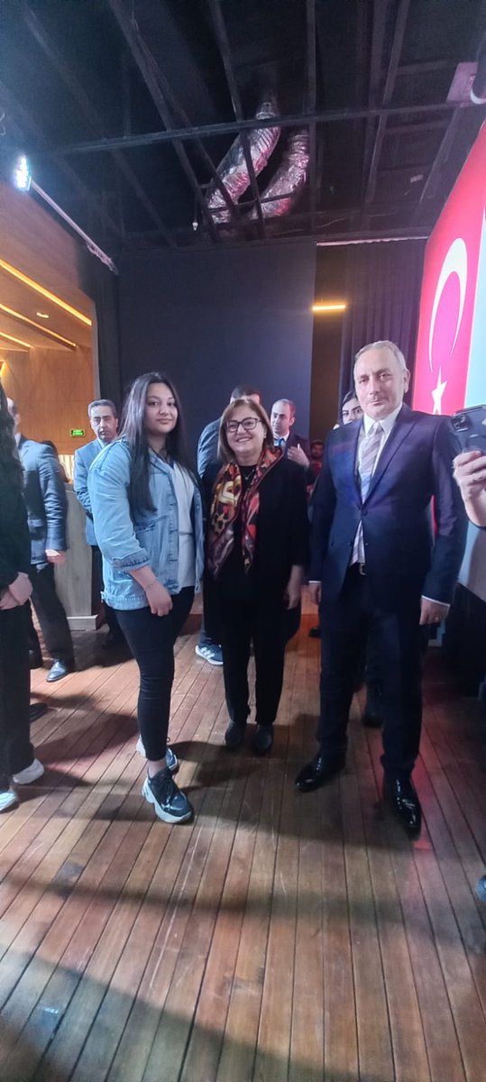 h_konukoglu's tweet photo. O Ses Şehitkamil Yöresel Türküler Ses Yarışması'nda  öğrencimiz Aylin Demir birinci olmuştur. 🎤 🎶 🏆
Hazırlanmasında emeği geçen Hilmi Alemdaroğlu hocamızı ve ögrencimizi tebrik ediyoruz.👏👏👏
@FatmaSahin @yasintepe @Gaziantep_MEM @SehitkamilMEM @yagcimehmet27  @Rgndodu1 https://t.co/AZel2qVVz3