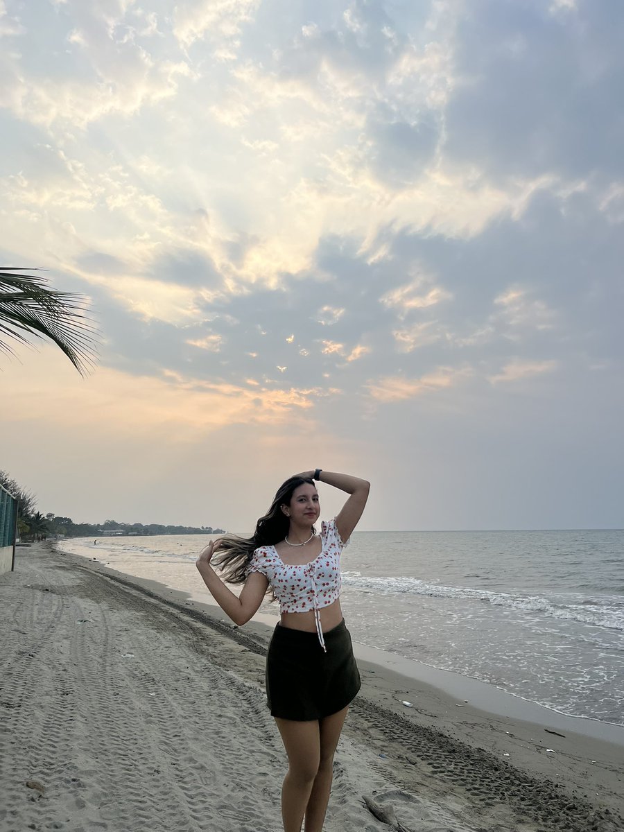 GenesisMldz's tweet photo. Asustada por el examen de interna. En el mar, pero asustada.💋 https://t.co/v1kOhEvDlu