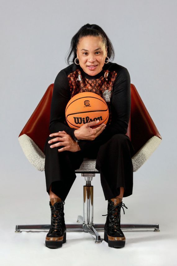 #Fbf to 2022 when Dawn Staley clinched the ABIS Vivian Stringer/Wendall Scott Pioneer Award! 🏆 Dawn's impact goes beyond bball, championing equality and diversity in sports. Join us at C& L Weekend from May 31st to June 2nd Get your tix at: bit.ly/ABISChampionsL… #DawnStaley