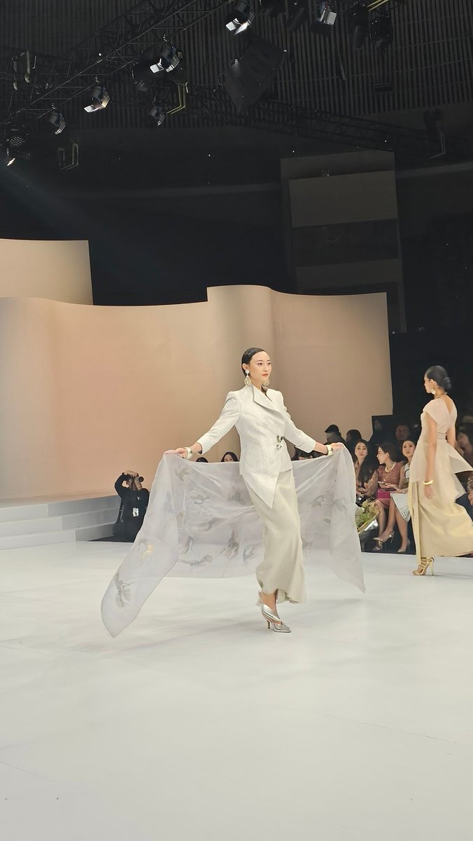 sujiseam's tweet photo. My first #Indonesia Fashion Week.
Ma première semaine de la mode d'#Indonésie.
#IDFW https://t.co/NwVbW86E58