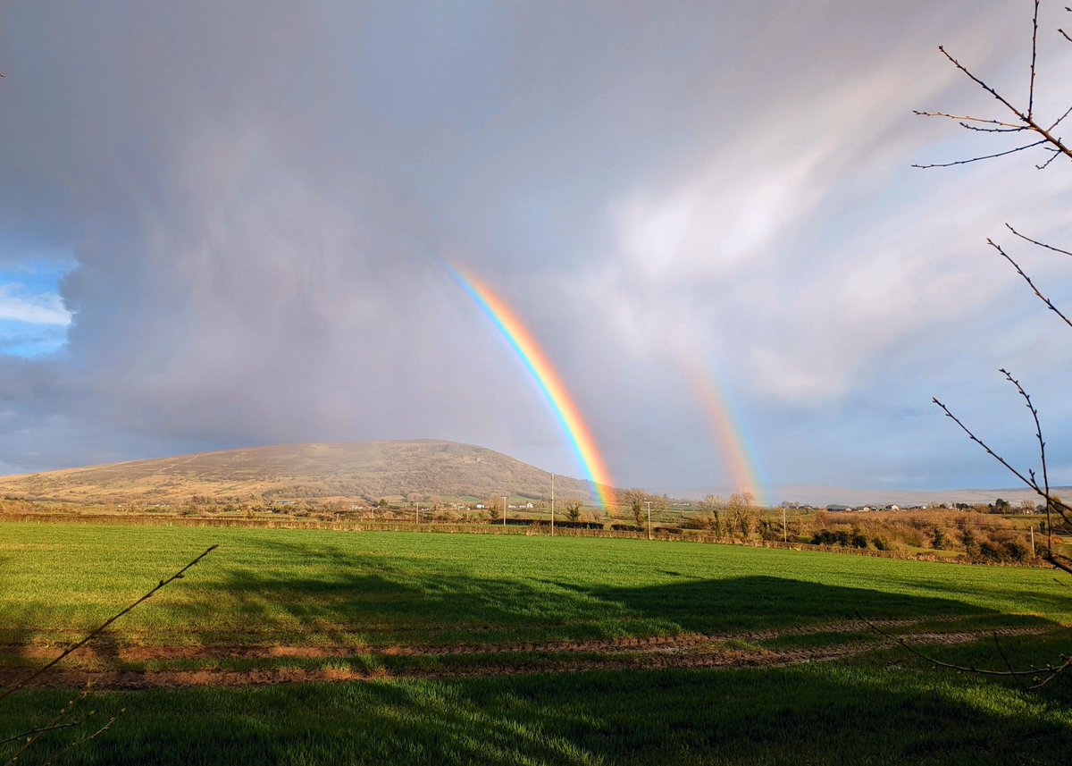 whiteally's tweet photo. A beautiful rainbow #promise  #newcovenant #goodfriday #sunshineandshowers @angie_weather @barrabest @bbcniweather @BBCSpringwatch https://t.co/sI1XUVQ1Yn
