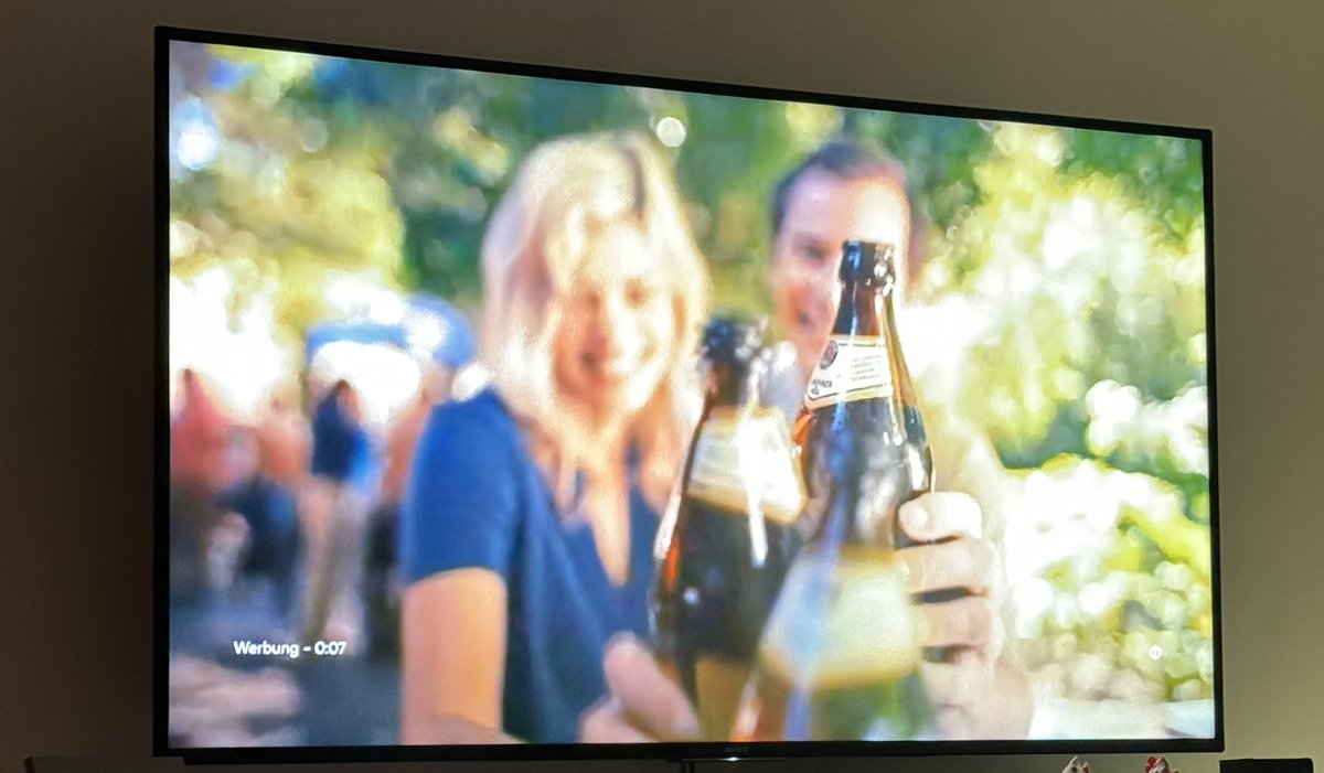 AVHellraiser's tweet photo. Nur auf @JoynDeutschland: Werbung für @PaulanerPresse während wir eine #Kinderserie mit dem Nachwuchs schauen 🍻
Man kann ja nicht früh genug anfangen den Nachwuchs an den #Alkohol heranzuführen https://t.co/tnEuxkDUqL