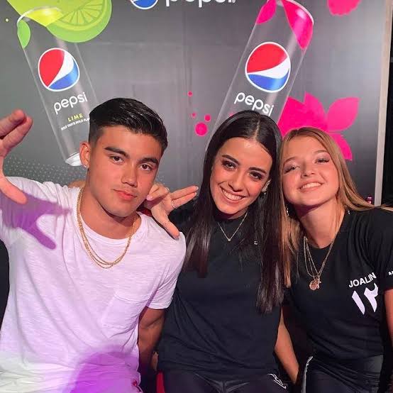nowunitedsenior's tweet photo. MOTIVO! Em live realizada hoje, Sabina contou que não mantém mais contato nem com o Bailey e nem com a Joalin. Ela também deixou claro que não aconteceu nada, apenas disse que as amizades mudam com o tempo. https://t.co/qPacKYZQ2g