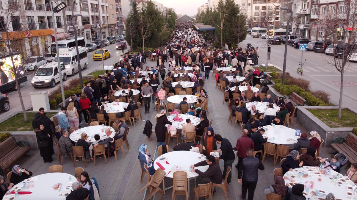 HamidYuzugullu's tweet photo. HEMŞEHRİLERİMİZ İLE GÖNÜL SOFRAMIZDA BULUŞTUK…
#HATBOYU📍
Mübarek Ramazan ayının manevi atmosferi içinde, birlik ve beraberlik duygularımızı pekiştirmek için Hatboyu 1 ve 2 Caddesinde, gönül soframızı kurduk.
Hatboyu’nda hemşehrilerimiz ile bir araya geldik.
7’den 70 e büyük küçük hep birlikte İftarımızı açarken, dualarımızı birleştirdik.
Sohbetimizi, muhabbetimizi ve gönüllerimizi paylaştığımız bir buluşma yaşadık.
Birlik ve beraberlik ruhumuzun daha da güçlendiğini hissettik.
Birlikte nice Ramazanlara, nice iftar sofralarına ulaşmayı diliyorum. Rabbim birliğimizi ve beraberliğimizi daim etsin.
Paylaşmanın ve kardeşliğin baki kalması dileğiyle...
#HamidYüzügüllü
#TepebaşıBelediyeBaşkanAdayı
#SivrihisarBelediyeBaşkanı
#Tepebaşı
#TepebaşındaYüzlerGülecek