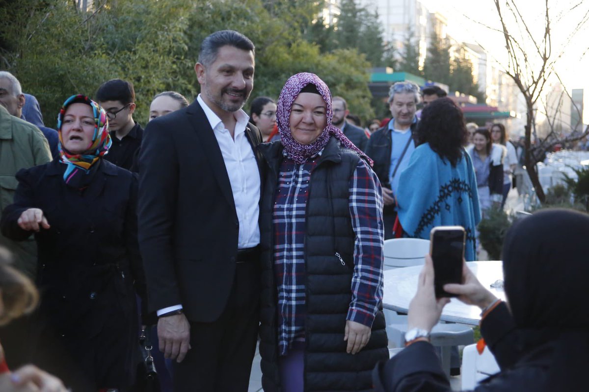 HamidYuzugullu's tweet photo. HEMŞEHRİLERİMİZ İLE GÖNÜL SOFRAMIZDA BULUŞTUK…
#HATBOYU📍
Mübarek Ramazan ayının manevi atmosferi içinde, birlik ve beraberlik duygularımızı pekiştirmek için Hatboyu 1 ve 2 Caddesinde, gönül soframızı kurduk.
Hatboyu’nda hemşehrilerimiz ile bir araya geldik.
7’den 70 e büyük küçük hep birlikte İftarımızı açarken, dualarımızı birleştirdik.
Sohbetimizi, muhabbetimizi ve gönüllerimizi paylaştığımız bir buluşma yaşadık.
Birlik ve beraberlik ruhumuzun daha da güçlendiğini hissettik.
Birlikte nice Ramazanlara, nice iftar sofralarına ulaşmayı diliyorum. Rabbim birliğimizi ve beraberliğimizi daim etsin.
Paylaşmanın ve kardeşliğin baki kalması dileğiyle...
#HamidYüzügüllü
#TepebaşıBelediyeBaşkanAdayı
#SivrihisarBelediyeBaşkanı
#Tepebaşı
#TepebaşındaYüzlerGülecek