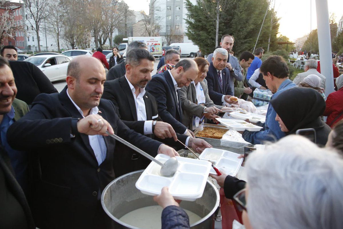 HamidYuzugullu's tweet photo. HEMŞEHRİLERİMİZ İLE GÖNÜL SOFRAMIZDA BULUŞTUK…
#HATBOYU📍
Mübarek Ramazan ayının manevi atmosferi içinde, birlik ve beraberlik duygularımızı pekiştirmek için Hatboyu 1 ve 2 Caddesinde, gönül soframızı kurduk.
Hatboyu’nda hemşehrilerimiz ile bir araya geldik.
7’den 70 e büyük küçük hep birlikte İftarımızı açarken, dualarımızı birleştirdik.
Sohbetimizi, muhabbetimizi ve gönüllerimizi paylaştığımız bir buluşma yaşadık.
Birlik ve beraberlik ruhumuzun daha da güçlendiğini hissettik.
Birlikte nice Ramazanlara, nice iftar sofralarına ulaşmayı diliyorum. Rabbim birliğimizi ve beraberliğimizi daim etsin.
Paylaşmanın ve kardeşliğin baki kalması dileğiyle...
#HamidYüzügüllü
#TepebaşıBelediyeBaşkanAdayı
#SivrihisarBelediyeBaşkanı
#Tepebaşı
#TepebaşındaYüzlerGülecek