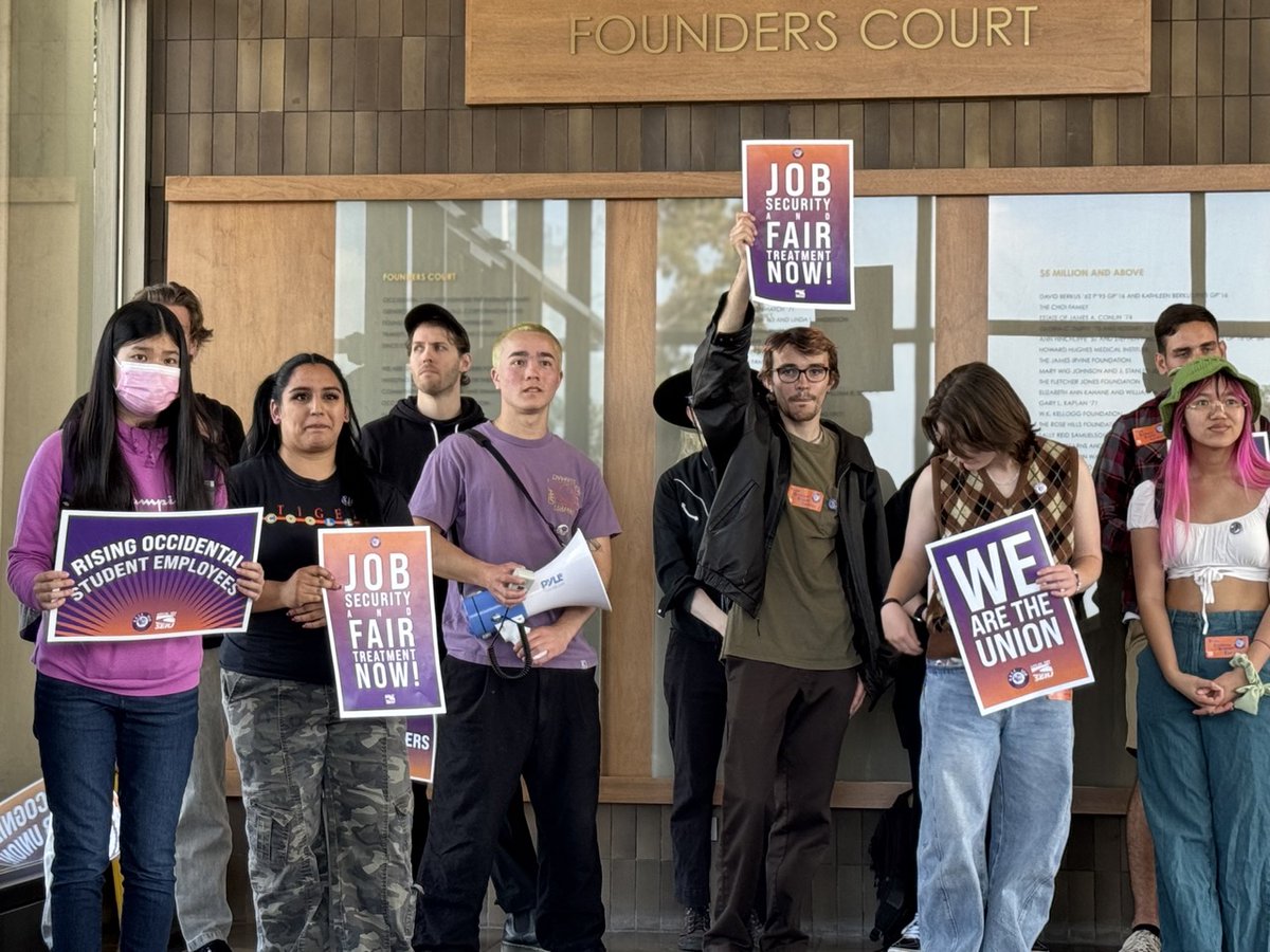 ICYMI: Oxy students walked out of class in support of undergraduate workers forming a union with SEIU 721 and demanding recognition from @Occidental! ✊🏾✊🏼✊🏻 #unionsforall #unionstrong #solidarityforever