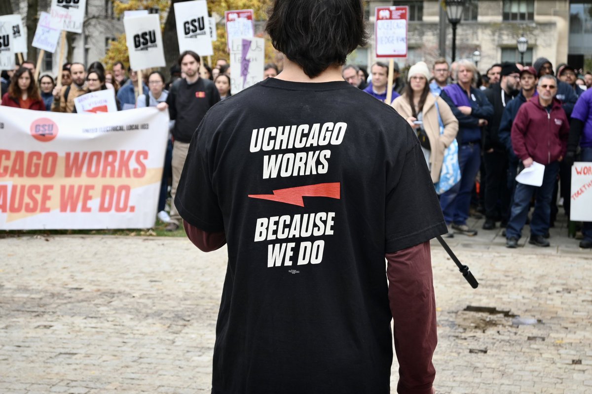 The members of UE Local 1103-GSU, graduate workers at UChicago, ratified their first UE contract this week! ⚡️@uchicagogsu (1/6)