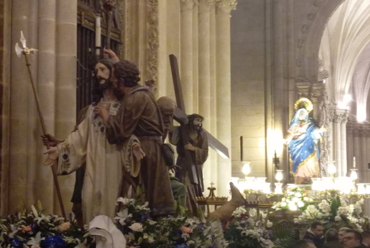 Los pasos para la #PROCESIÓN DEL #SANTO #ENTIERRO van llegando a la #Catedral de #Burgos desde donde partirán a las 20,30 h. #SemanaSantaBurgos #Pasión #Burgos #SemanaSanta2024 #SemanaSanta #Turismo #Cultura #InterésTurísticoNacional