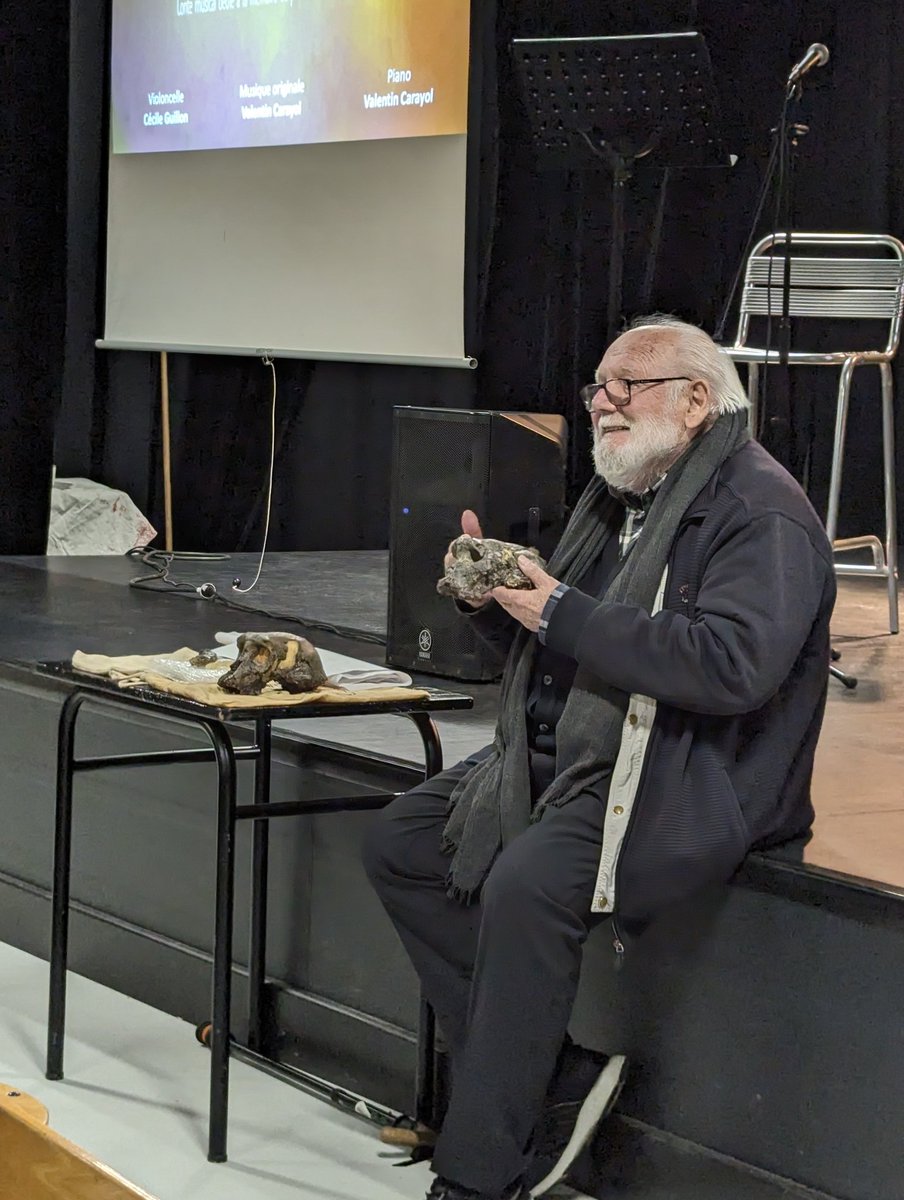 Journée mémorable pour nos élèves de sixième ! Ils ont eu la chance de rencontrer Michel Brunet, le découvreur de Toumaï. Un moment d'apprentissage et d'inspiration. Merci pour cette opportunité unique ! #Paléontologie <a href="/dsden18/">DSDEN du Cher - Académie d'Orléans-Tours</a> <a href="/ac_orleanstours/">Académie d'Orléans-Tours</a> <a href="/departement_18/">Département du Cher</a> <a href="/Bourges2028/">Bourges 2028</a>