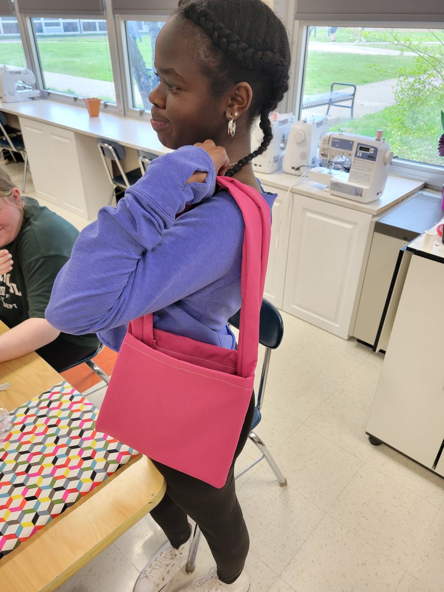 Anderson_FCS's tweet photo. If you need a cute tote bag, I know some talented students! #FashionClass #ProudTeacher #LifeSkills #AHSisFamily https://t.co/NLZ3vM0LKl