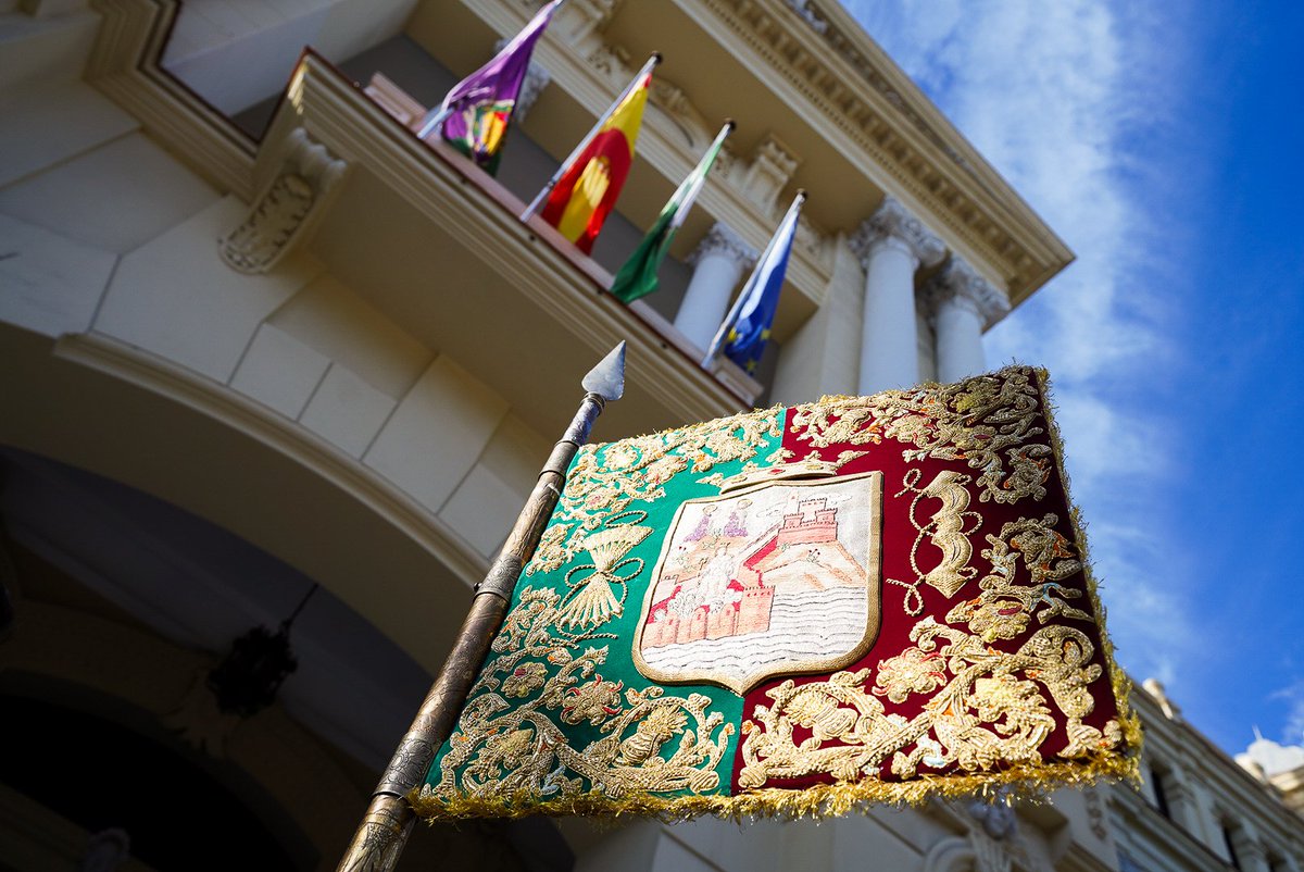 📸 Imágenes de <a href="/HDescendimiento/">Sagrado Descendimiento</a> este #ViernesSanto a su paso por el Ayuntamiento de Málaga, donde ha sido recibida por el alcalde, <a href="/pacodelatorrep/">Paco de la Torre</a>, y la Corporación municipal. Como es tradición, la hermandad ha solicitado la venia al inicio de su recorrido #CofradíasMLG.
