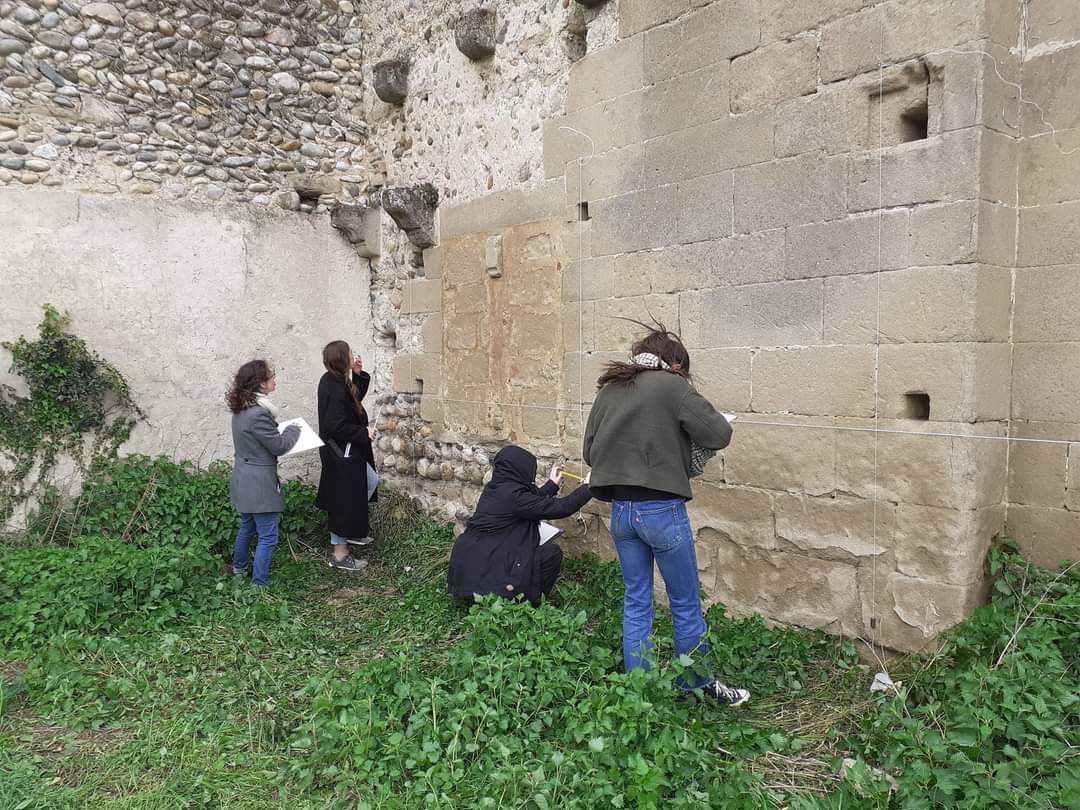 Stage de bâti pour les étudiants en Master de l'université de Lyon2 dans l'abbaye cistercienne de Vernaison Drôme : relevés des élévations et des blocs sous dir. d'A. Baud (prof Lyon2) et d'A. Flammin (CNRS, UMR 5138). #universitelyon2 #archeologie #Cnrs #Arar #Archaeology