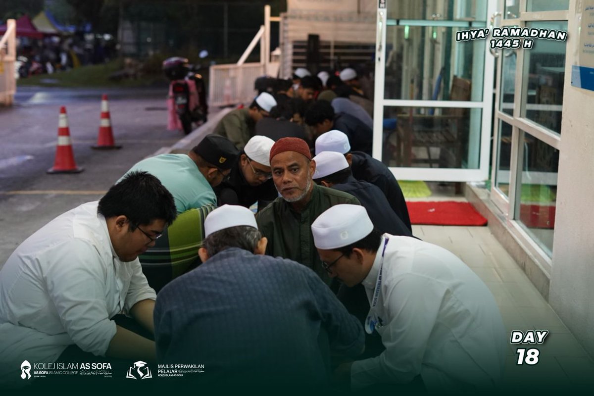 KisMpp's tweet photo. LENSA SEKITAR MALAM KELAPAN BELAS PROGRAM IHYA' RAMADHAN DI PUSAT ISLAM SAYYID AHMAD IBN IDRIS

28 Mac - Program bermula dengan kuliah bersama Tuan Guru Haji Solahuddin bin Azrai, tadarus Al-Quran dan iftar jama'ie. https://t.co/EiZyijTPYd