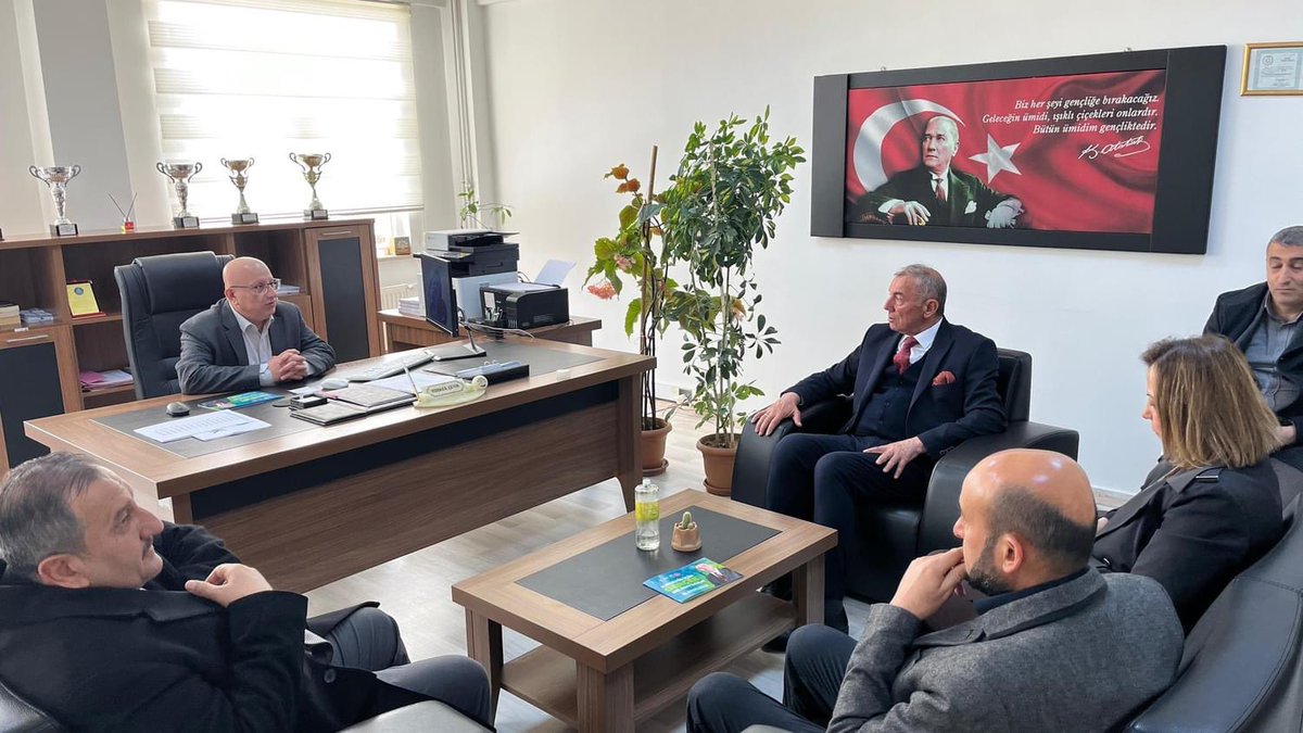 Hayriye Kımçak Anadolu Lisesi’nde geleceğimizin mimarları evlatlarımızı yetiştiren öğretmenlerimizi ve okul personellerini ziyaret ettik. Öğrencilerimiz ile sohbet ettik. Allah nasip ederse gerçekleştireceğimiz projelerimizi anlattık. Göstermiş oldukları güler yüz ve ilgilerinden