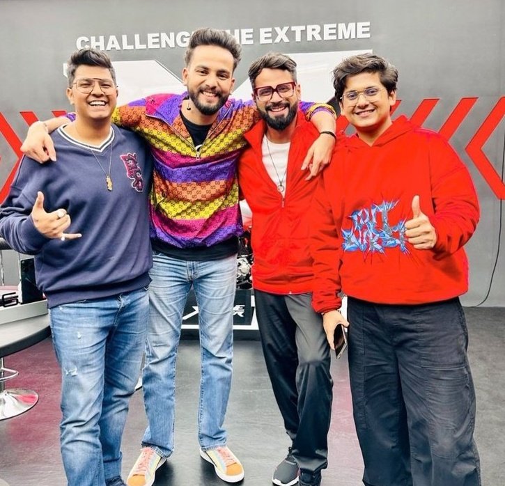 𝗣𝗮𝗻𝗱𝗶𝘁 - 𝗘𝗹𝘃𝗶𝘀𝗵™ (@iamroyalpandit) on Twitter photo Keep Smiling <a href="/ElvishYadav/">Elvish Yadav</a> bhai.
#ElvishYadav #ElvishArmy #OnlyElvishMatters #ElvishOnPlaygroundS3 Keep Smiling <a href="/ElvishYadav/">Elvish Yadav</a> bhai.
#ElvishYadav #ElvishArmy #OnlyElvishMatters #ElvishOnPlaygroundS3
