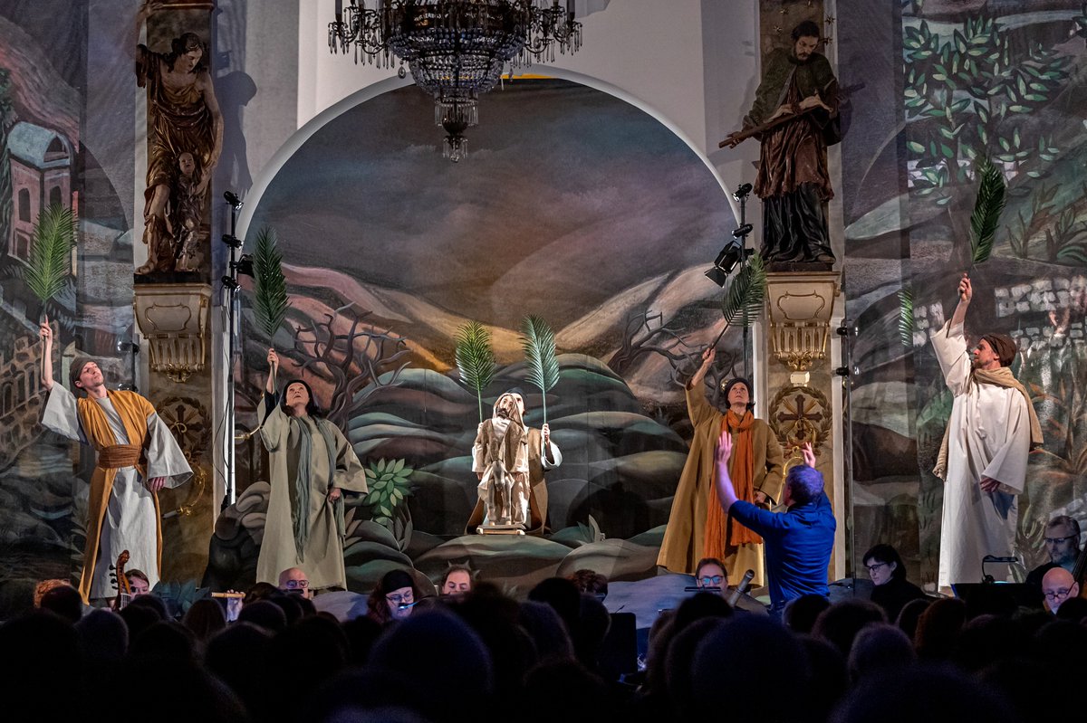 🎋Today is Good Friday. Enjoy Bach's St John Passion in Sts Simon & Jude Church (Mar 28-30). Performance directed by Matěj Forman features Musica Florea & Forman Brothers’ Theatre. Happy Easter, everyone! 🐣 👉 bit.ly/bach-s-st-john… 📸 Petr Dyrc (archiv FOK)