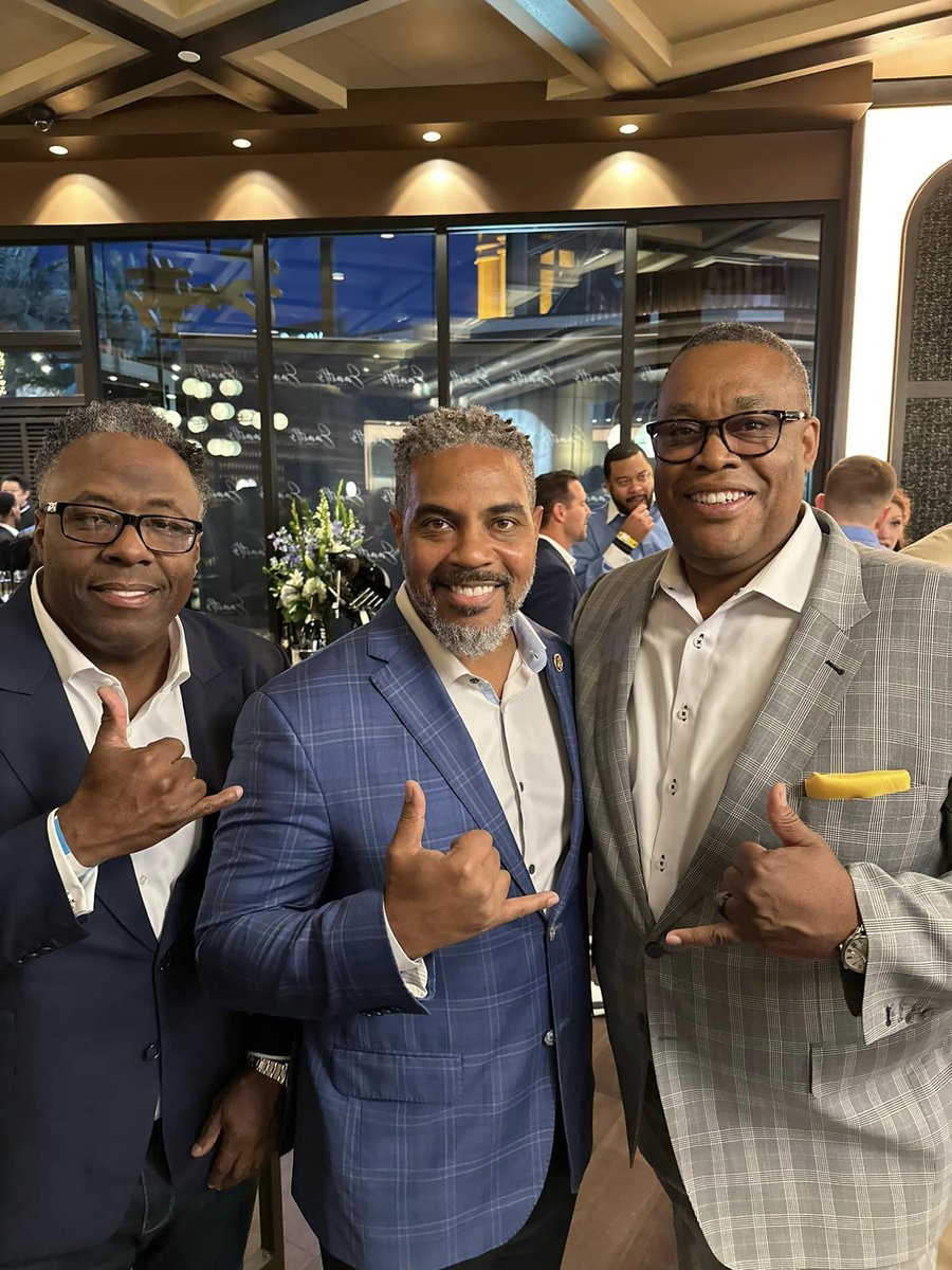 Congratulations @dallascowboys’ great @EmmittSmith22 on the opening of your new restaurant. Always a great night with my ΑΦΑ Brothers LB Anthony Williams @Anthony05633396 and CBC Chairman Congressman @StevenHorsford.