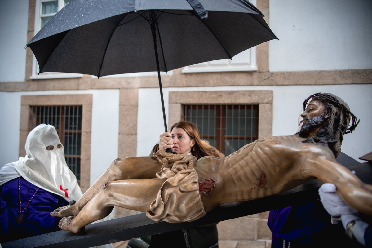 Yandry_kw's tweet photo. Viacrucis en #ACoruña: Cayó la lluvia en medio de la tradicional procesión del Viernes Santo. https://t.co/hhHYvv6QkM