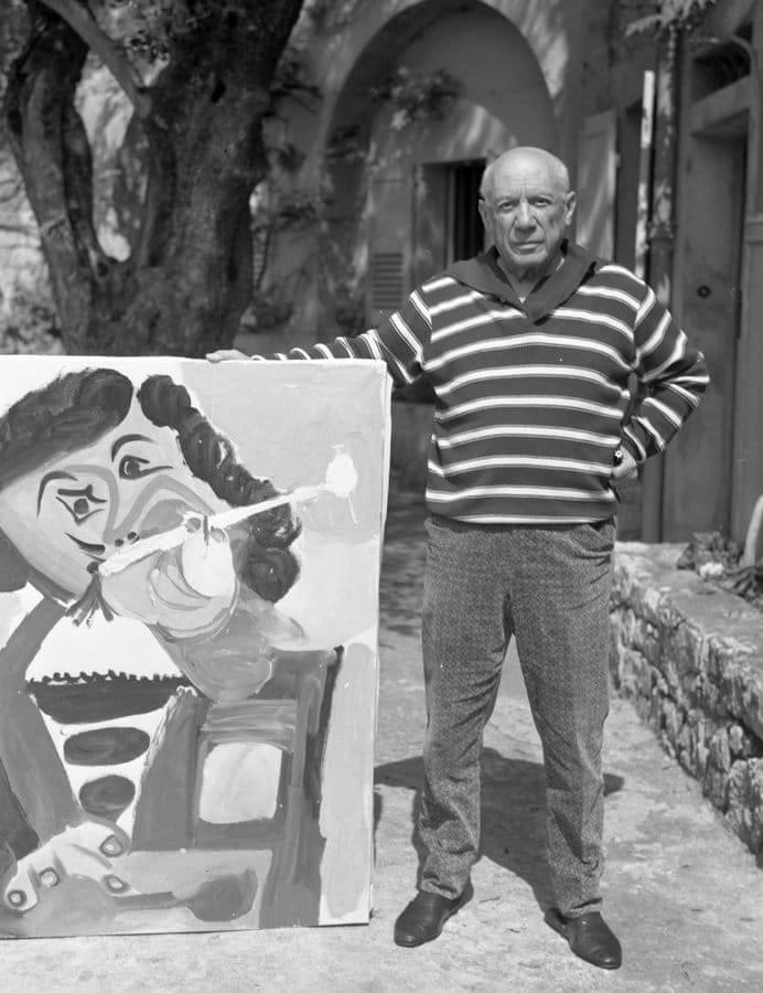 Picasso beside his painting ' Hombre Sentado ' ( 1967 ) photo by Argentinian journalist and photographer Roberto Otero.